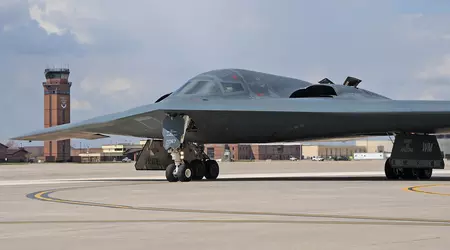 El bombardero B-2 Spirit, que costó 2.100 millones de dólares y se incendió, se encuentra en la pista de aterrizaje por segunda semana consecutiva.