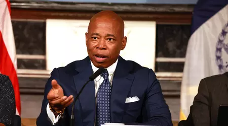 El alcalde de Nueva York utiliza inteligencia artificial para llamar en idiomas que desconoce