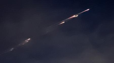 Una antigua antena de la Estación Espacial Internacional dibuja rayas de fuego en el cielo de Sacramento