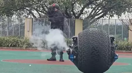 Un robocop chino sale a patrullar las calles por primera vez: se parece a BB-8 de Star Wars y tiene armas no letales (vídeo)