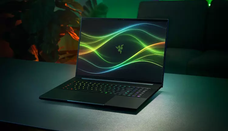 Razer Blade 18 (2026): RTX 5090 ...