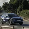 Vista previa: 2026 Toyota bZ4X en movimiento, vista frontal en azul metálico oscuro