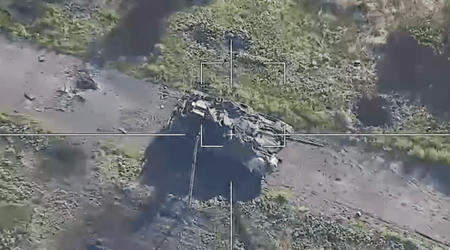 Los rusos intentan destruir su propio tanque T-90M abandonado por valor de hasta 4,5 millones de dólares con drones kamikaze Lancet