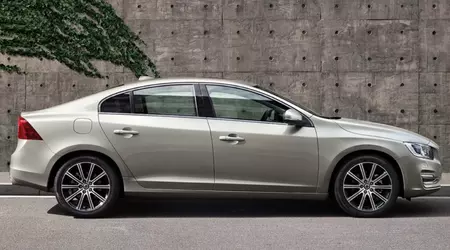Volvo recuerda sedanes debido a puertas que pueden abrirse mientras se conduce