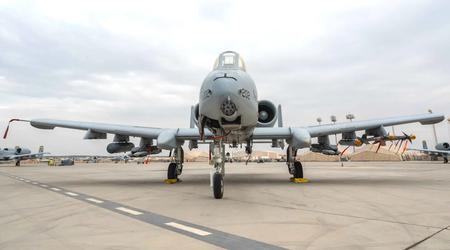 El emblemático avión de ataque A-10 Thunderbolt II ya puede utilizar misiles APKWS II y bombas guiadas de pequeño diámetro GBU-39/B.