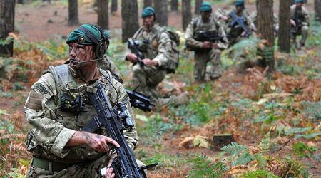 Los europeos tachan al ejército británico de "hazmerreír" por su armamento obsoleto - oficial británico