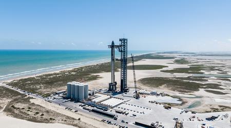 El robot Mechazilla, de 140 metros de altura, preparó para su lanzamiento el sistema de cohetes SpaceX Starship más potente de la historia