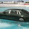 Una toma de un Rolls-Royce en el agua