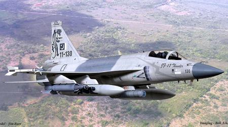 Azerbaiyán recibe los primeros cazas chino-pakistaníes JF-17C