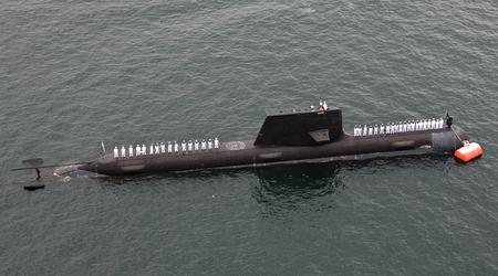 Uno de los submarinos diesel-eléctricos más antiguos de Australia, el HMAS Farncomb de la clase Collins, se incendió en Australia.