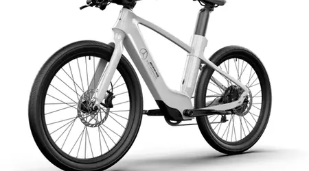 Mercedes lanza la e-bike Mercedes-AMG F1 City Edition por 4.000 dólares: velocidad de hasta 45 km/h y casco inteligente