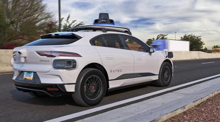 Waymo retira más de mil taxis robot debido a colisiones repetidas con obstáculos