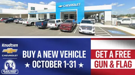 Un concesionario de Chevrolet regala armas y banderas americanas como bonificaciones por la compra de coches