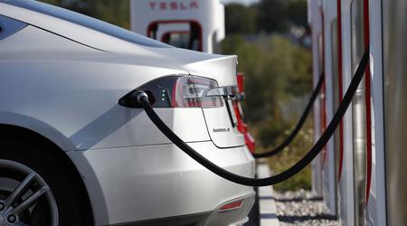 Siguiendo el ejemplo de Apple: Tesla retiró el cargador de la entrega de sus coches eléctricos