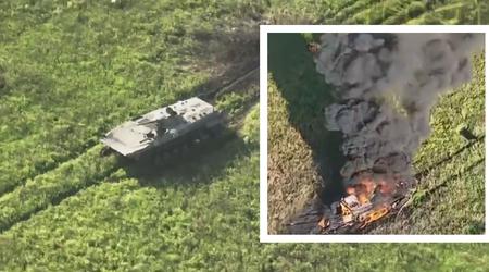 Un dron FPV ucraniano voló dentro de un BMP-1 y explotó, destruyendo el vehículo de combate de infantería de 200.000 dólares.