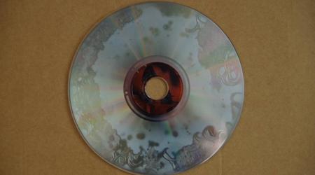 Sus discos pueden deteriorarse debido a una reacción química, y esto está ocurriendo activamente con los DVD editados por Warner Bros.