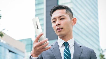 Una novedad muy curiosa: Sharp ha lanzado un clamshell de botón seguro con Android y un podómetro