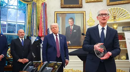 Tim Cook presenta a Trump una pieza de cristal en un soporte dorado, Trump está complacido