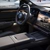 Vehículo crossover Zeekr 7X con la arquitectura urbana como telón de fondo