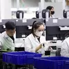 Empleados en la planta de AJAX Systems en Vietnam