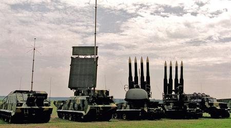 Drones kamikazes ucranianos atacaron un sistema ruso de misiles tierra-aire Buk: el lanzador, la lanzadera y la estación de detección de objetivos fueron destruidos