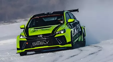 Geely presenta su primer coche de carreras propulsado por metanol