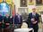 Tim Cook presenta a Trump una pieza de cristal en un soporte dorado, Trump está complacido