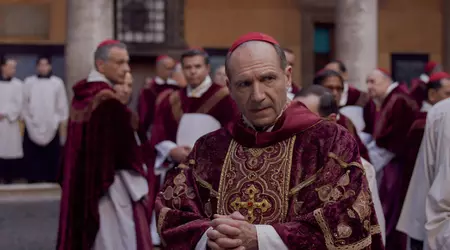 Peter Straughan ganó el Oscar al mejor guión adaptado por la película sobre intrigas políticas Cónclave 