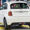 Miniatura del Fiat 500 Hybrid en la instalación de Mirafiori