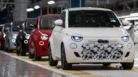 El primer Fiat 500 Híbrido sale de la línea de montaje en Turín