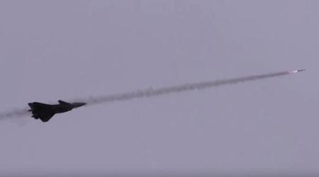 China mostró por primera vez cómo un caza de quinta generación J-20 Mighty Dragon lanzaba un misil para practicar la destrucción de aviones enemigos