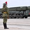 Los rusos han lanzado el misil balístico intercontinental SS-27 Mod 2 con un alcance de 12.000 kilómetros, que puede transportar una cabeza nuclear con una potencia de hasta 500 kilotones.-12 Los rusos han lanzado el misil balístico intercontinental SS-27 Mod 2 con un alcance de 12.000 kilómetros, que puede transportar una cabeza nuclear con una potencia de hasta 500 kilotones.-12