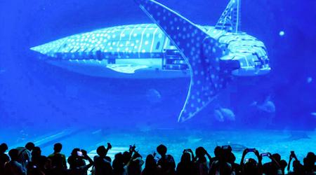 ¡Devuélvannos el dinero! Los visitantes de un oceanario chino se indignan al ver un tiburón robótico en lugar de un gigante marino vivo.