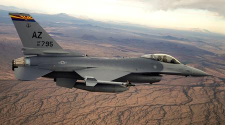 El primer grupo de pilotos ucranianos completa un programa de formación sobre el uso de cazas F-16 Fighting Falcon en EE.UU.