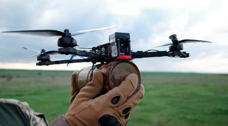 Un dron FPV ucraniano voló a una distancia récord y alcanzó el sistema de artillería ruso Hyacinth-S