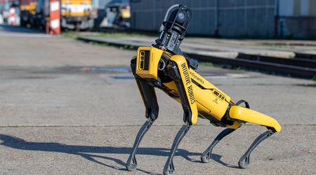 El perro robot Spot pasea por las calles de Kiev