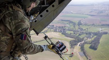 Siguiendo a Francia: Gran Bretaña prueba drones FPV desde un helicóptero Chinook