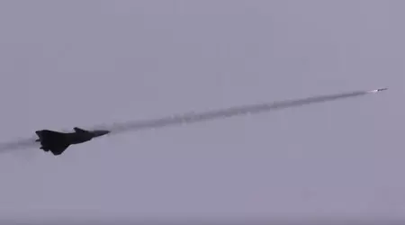 China mostró por primera vez cómo un caza de quinta generación J-20 Mighty Dragon lanzaba un misil para practicar la destrucción de aviones enemigos
