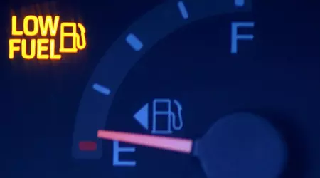 El autor de la flecha que indica el lado del tapón de combustible ha muerto