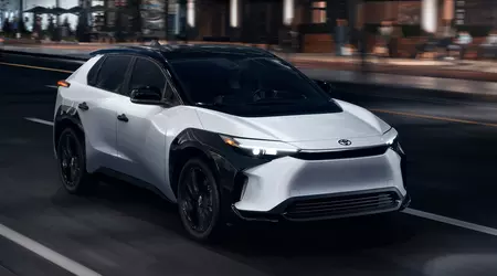 El Toyota bZ4X 2025 eléctrico ha bajado de precio en 6.000 dólares y tiene una nueva edición Nightshade Edition