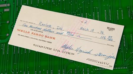 Un cheque de Apple de 1976 firmado por Jobs y Wozniak vendido en subasta por 135.000 dólares
