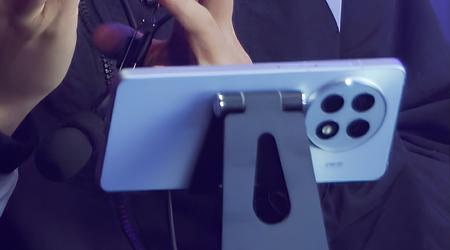 El supuesto OnePlus 13R ha sido visto en un evento de videojuegos en China