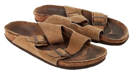 Las viejas sandalias de Steve Jobs sacadas de la basura y que ahora se subastan por 60.000 dólares