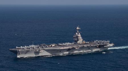 El USS Gerald R. Ford, el mayor portaaviones del mundo con un coste de más de 13.000 millones de dólares, con cazas F/A-18 Super Hornet patrullando en el mar Adriático.