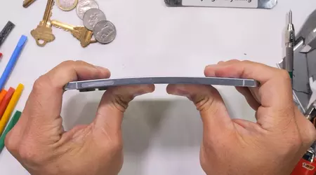 Se dobla pero no se quiebra: el famoso blogger JerryRigEverything probó la resistencia del ultra delgado Samsung Galaxy S25 Edge
