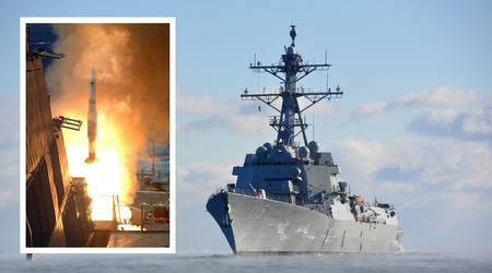 El USS Rafael Peralta, un destructor de la clase Arleigh Burke, recargó el sistema de lanzamiento vertical Mk 41 y repuso una reserva de misiles antiaéreos SM-2 por primera vez en Australia.