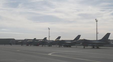 Los cazas holandeses de cuarta generación F-16AM/BM llegan a Rumanía para entrenar a los pilotos ucranianos