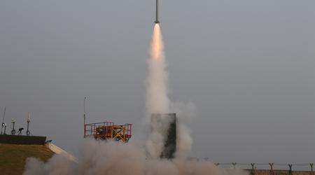 India está construyendo su propio sistema de defensa antiaérea capaz de derribar misiles, drones, aviones, helicópteros y municiones de precisión en un radio de 350 km.