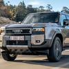 Toyota Land Cruiser J250 contra el fondo de la naturaleza