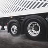 Tractor Volvo FH Aero Electric en movimiento
